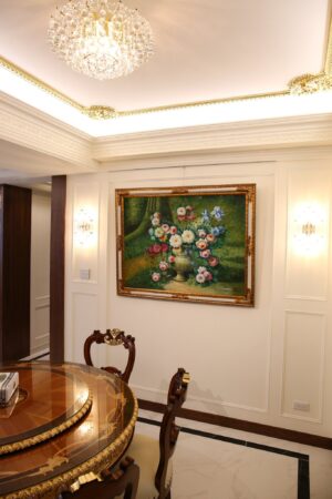新古典風格餐廳，綠色背景的花卉靜物油畫搭配金邊畫框，展現優雅細膩的室內美學。